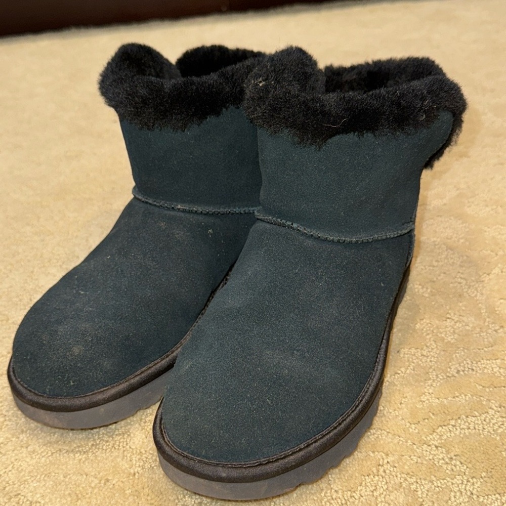 UGGS - Picture 3 of 7